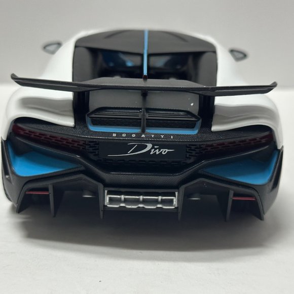 1:18 Bugatti Divo Metal Diecast With LED headlight & Taillight White - Picture 10 of 12